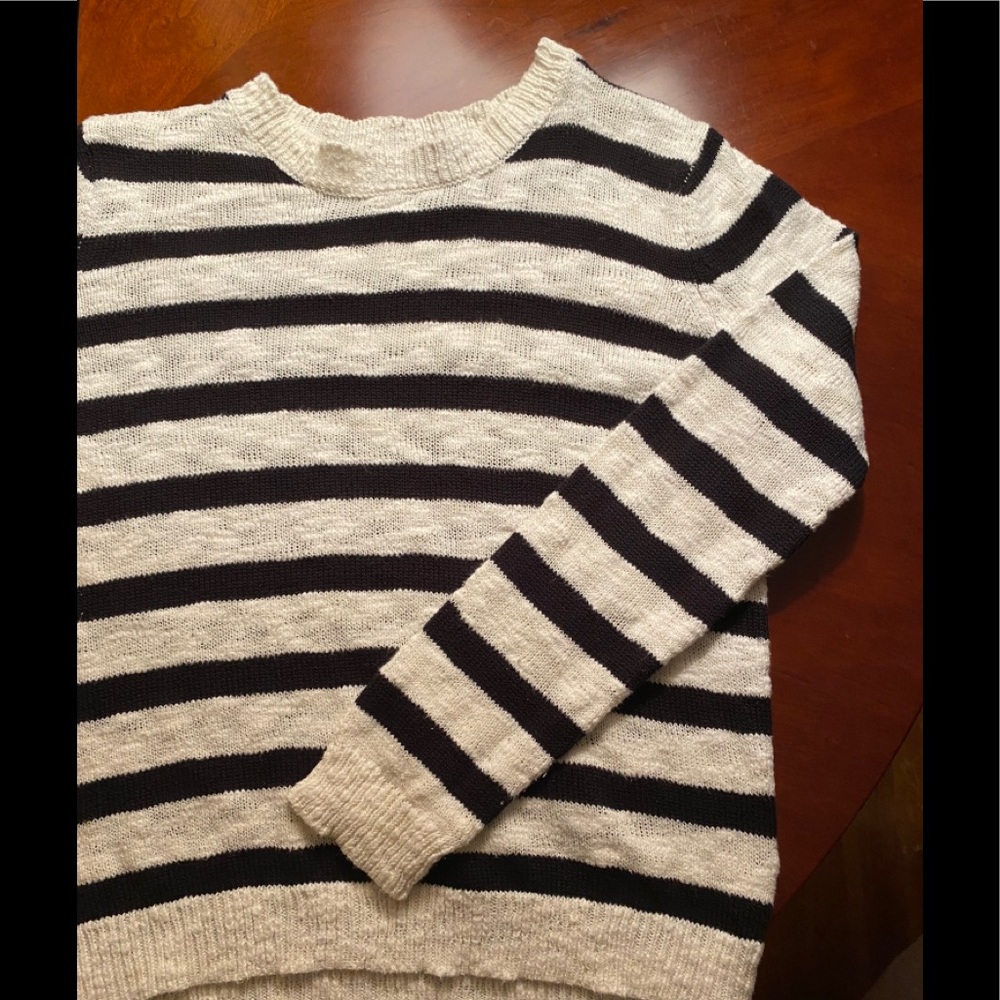 Forever 21 women’s Small b&w stripped sweater